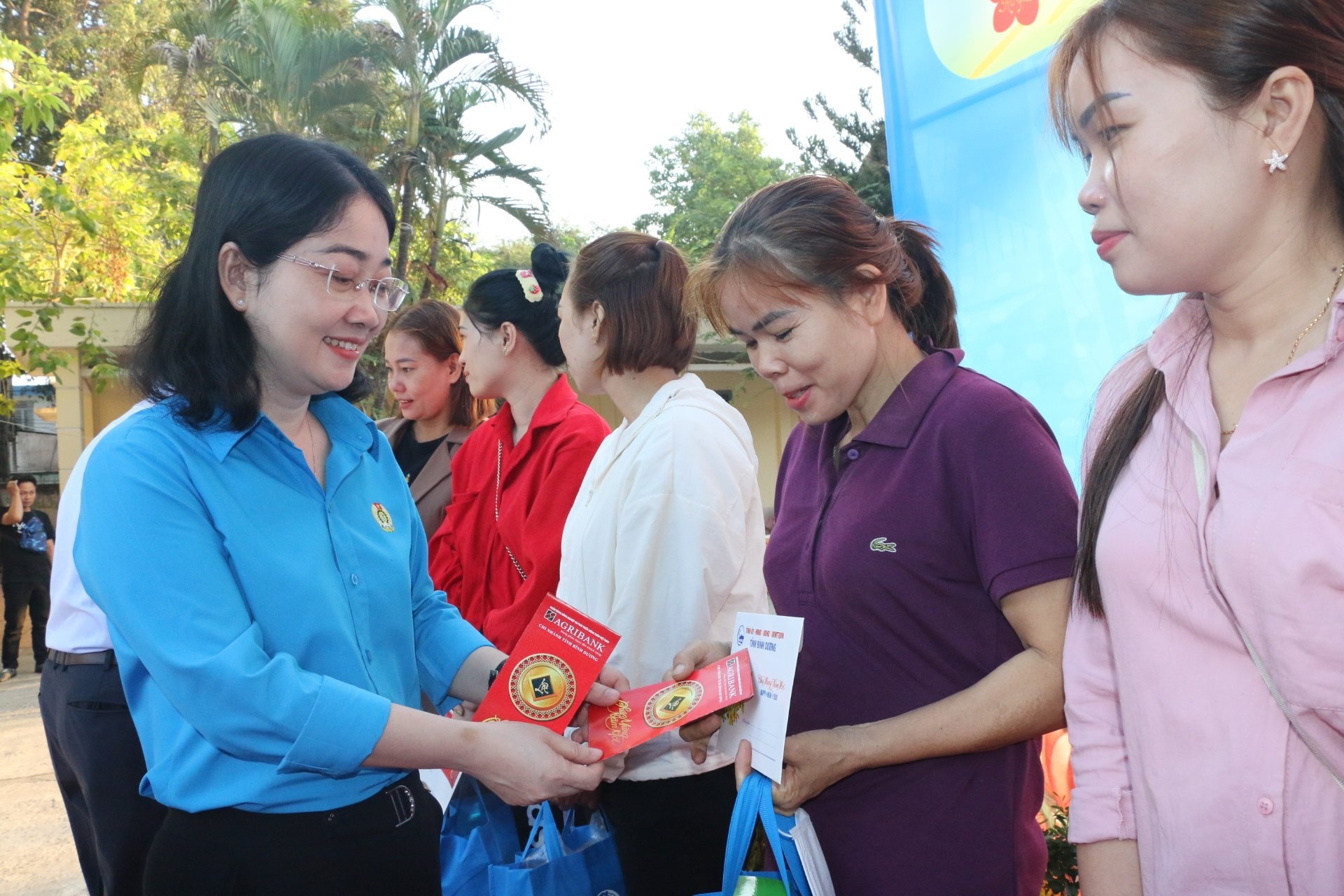 Bình Dương: Hàng trăm công nhân về quê đón tết trên “Chuyến tàu xuân nghĩa tình”