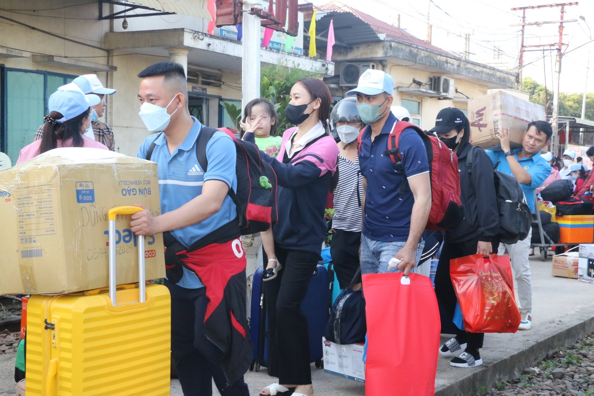 Bình Dương: Hàng trăm công nhân về quê đón tết trên “Chuyến tàu xuân nghĩa tình”