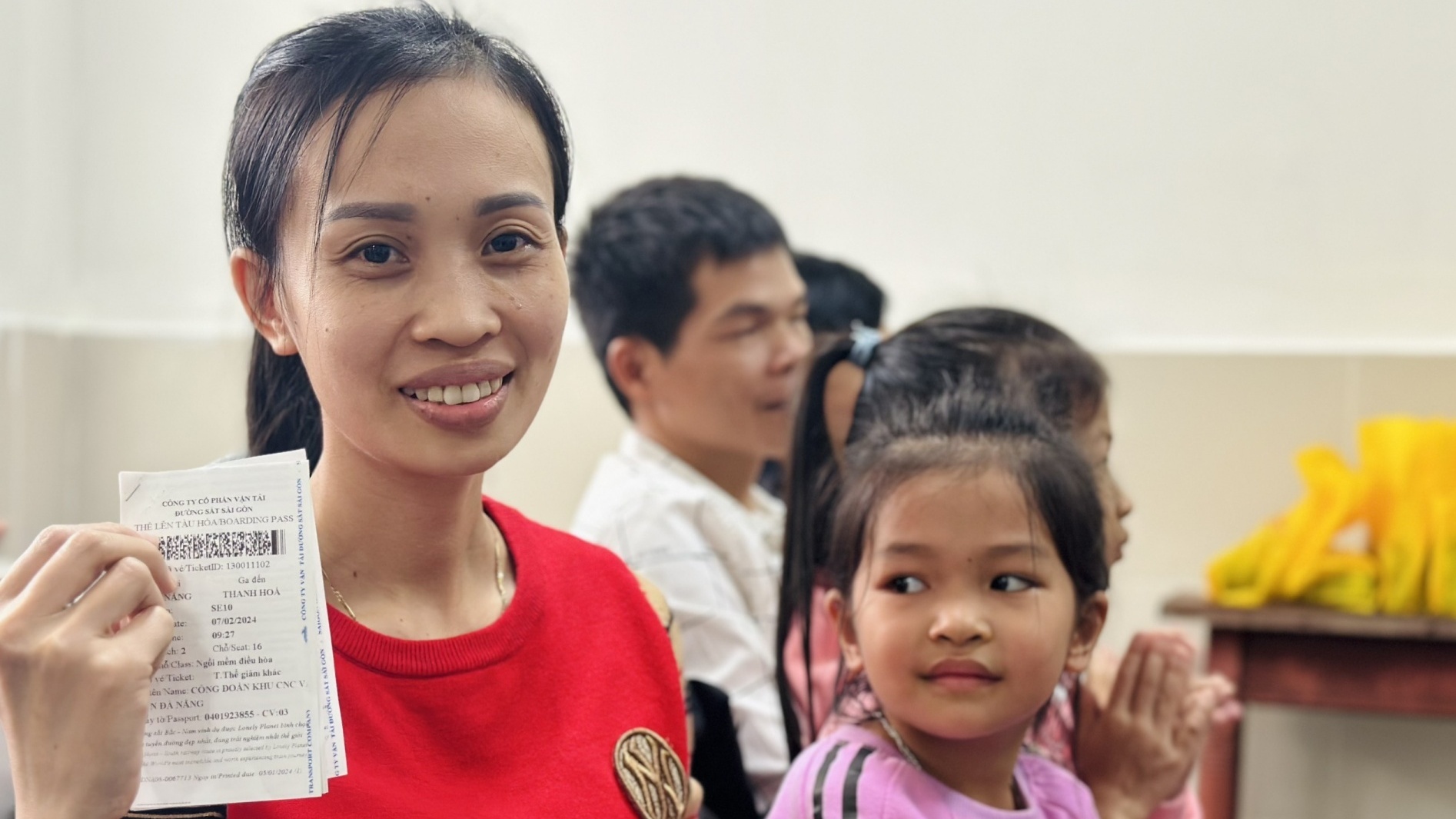 Háo hức thức đêm chờ trời sáng để lên "tàu Công đoàn" về quê ăn Tết