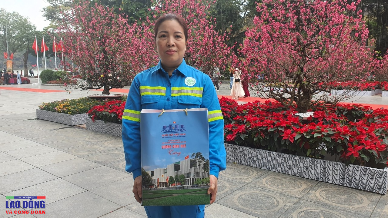 Ngày vui của nữ công nhân 31 năm đón giao thừa ngoài đường Nữ công nhân hơn 30 năm đón giao thừa ngoài đường