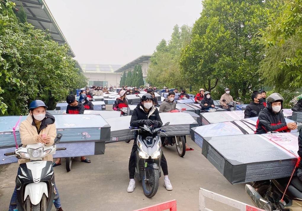 Qua ròng rã khó khăn sẽ vui ngày mới về… Qua ròng rã khó khăn sẽ vui ngày mới về…