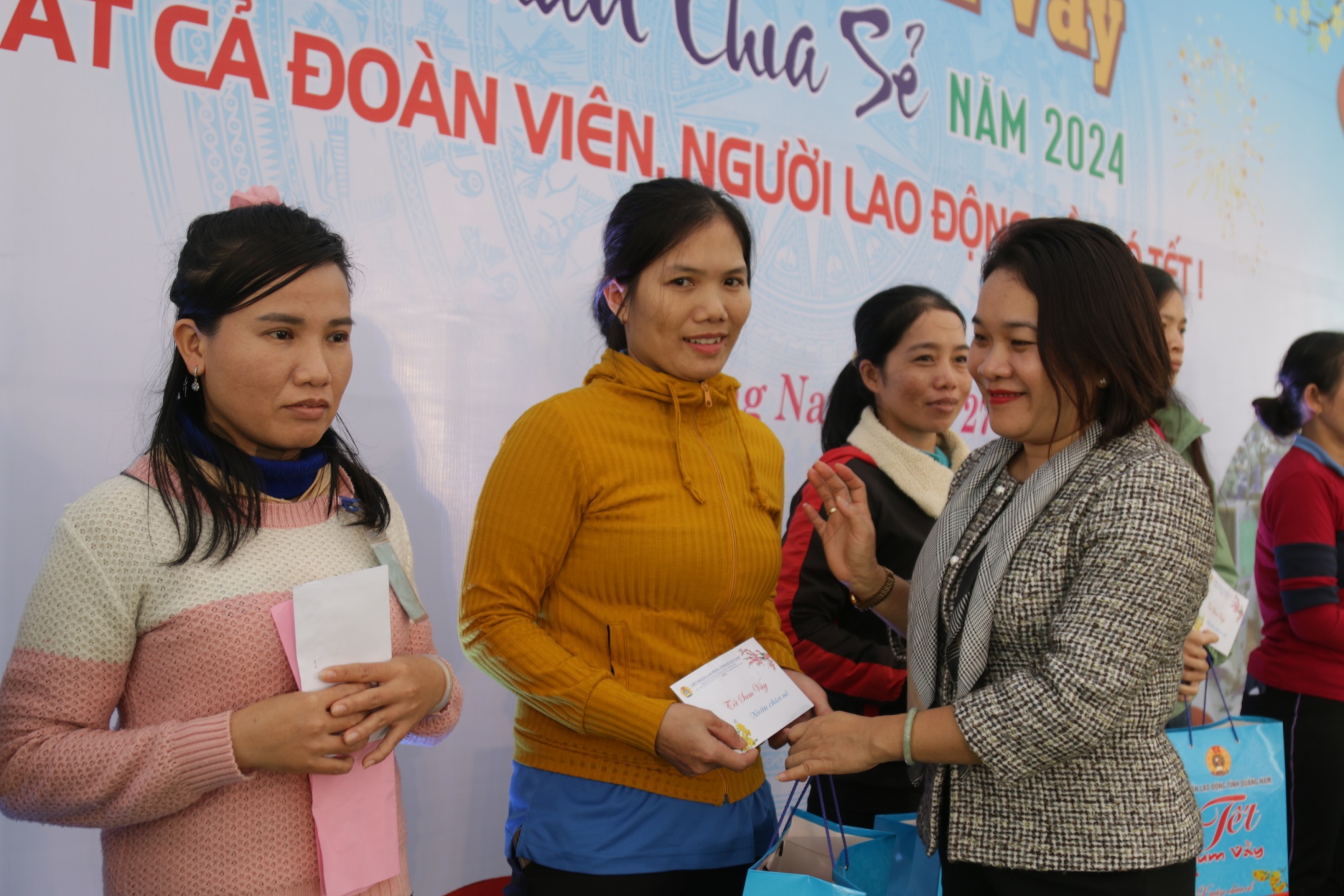 Sưởi ấm trái tim công nhân lao động nghèo trong dịp Tết