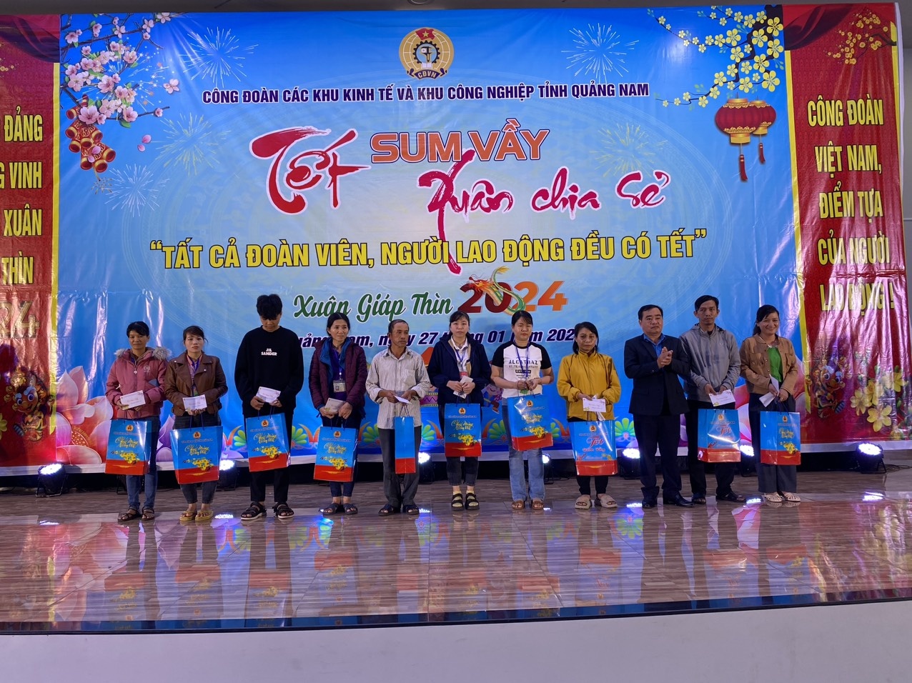 Sưởi ấm trái tim công nhân lao động nghèo trong dịp Tết