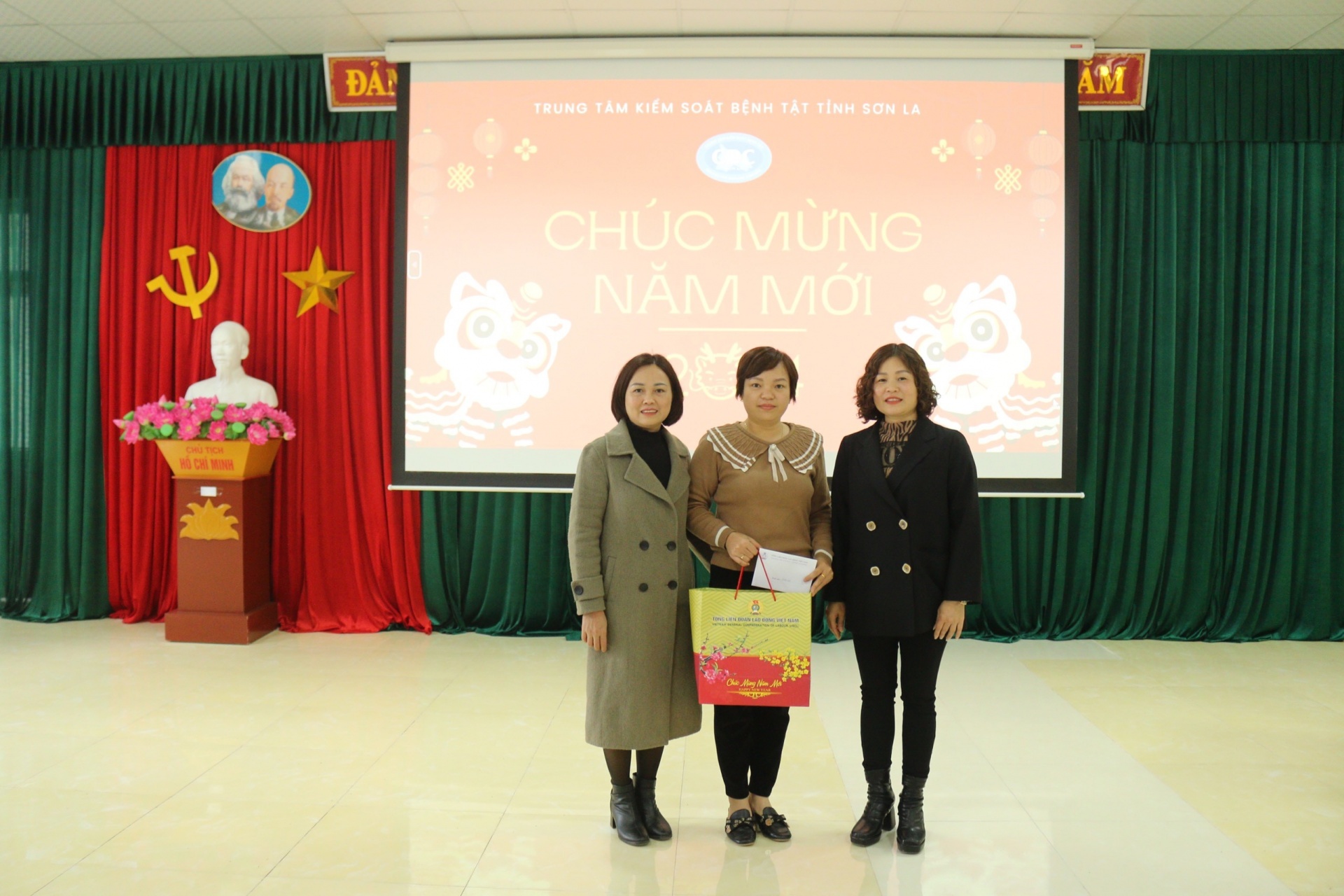 Khó khăn nhưng không tuyệt vọng, bi quan