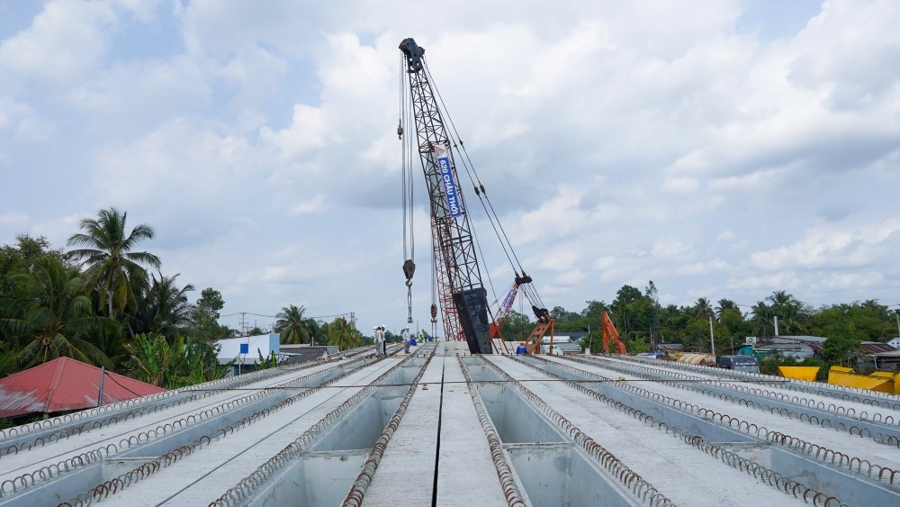 Công nhân làm xuyên Tết trên cao tốc Cần Thơ - Cà Mau