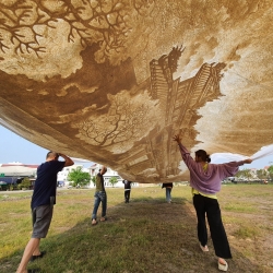 Những người làm đổi thay... phận giấy