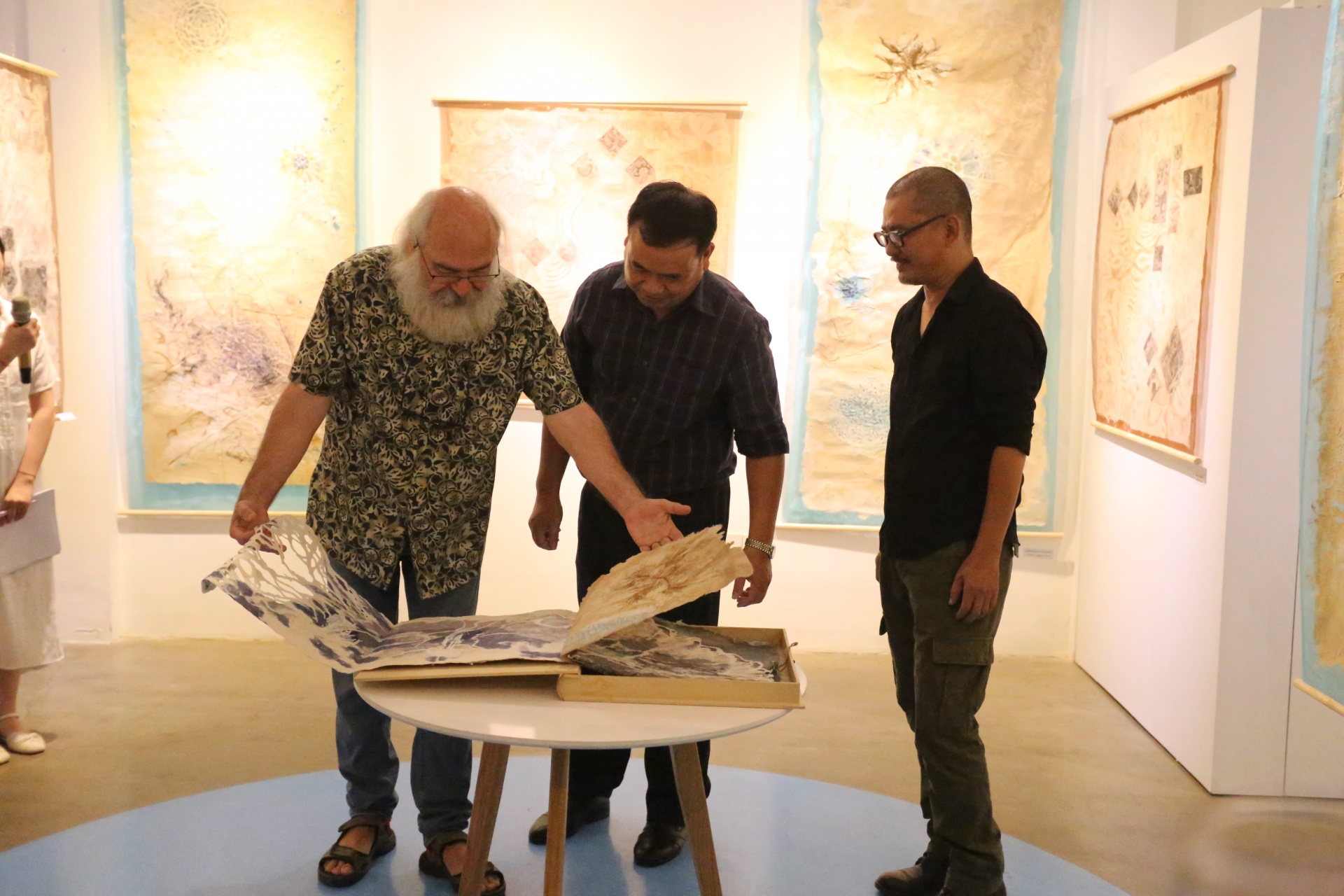 Những người làm đổi thay... phận giấy Những người làm đổi thay... phận giấy