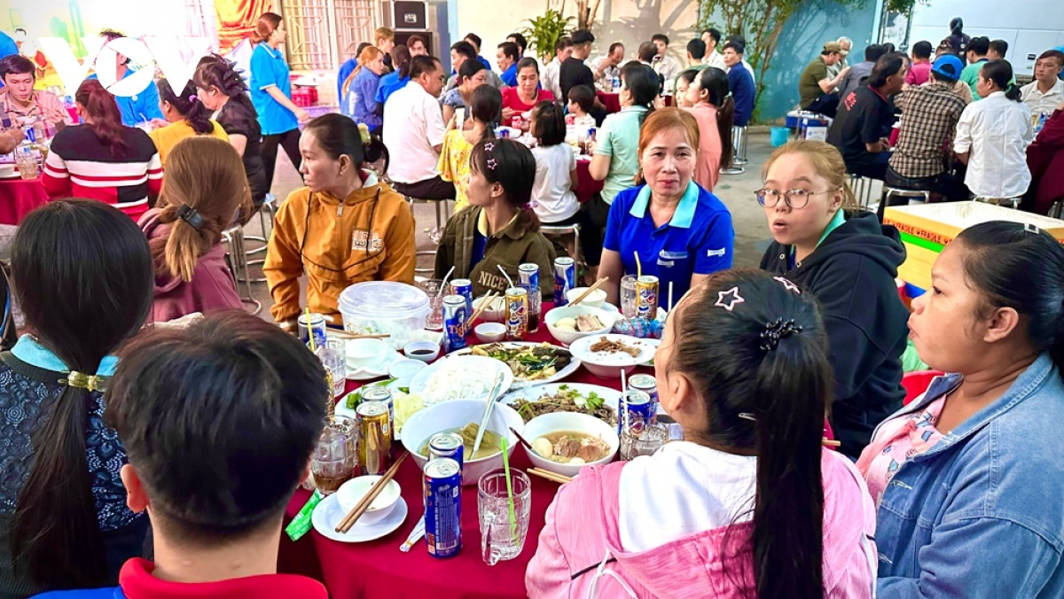 Khi công nhân sợ về quê ăn Tết Khi công nhân sợ về quê ăn Tết