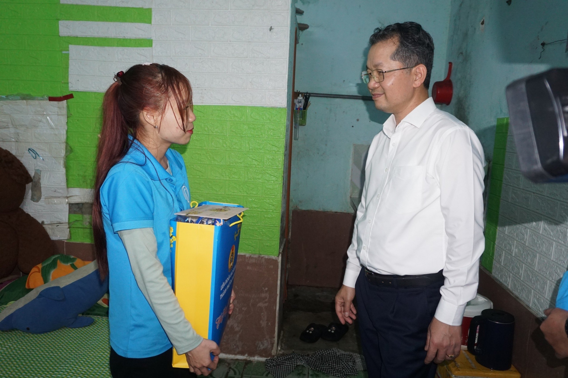 Công nhân ăn Tết xa nhà: Buồn nhưng lấy con làm động lực