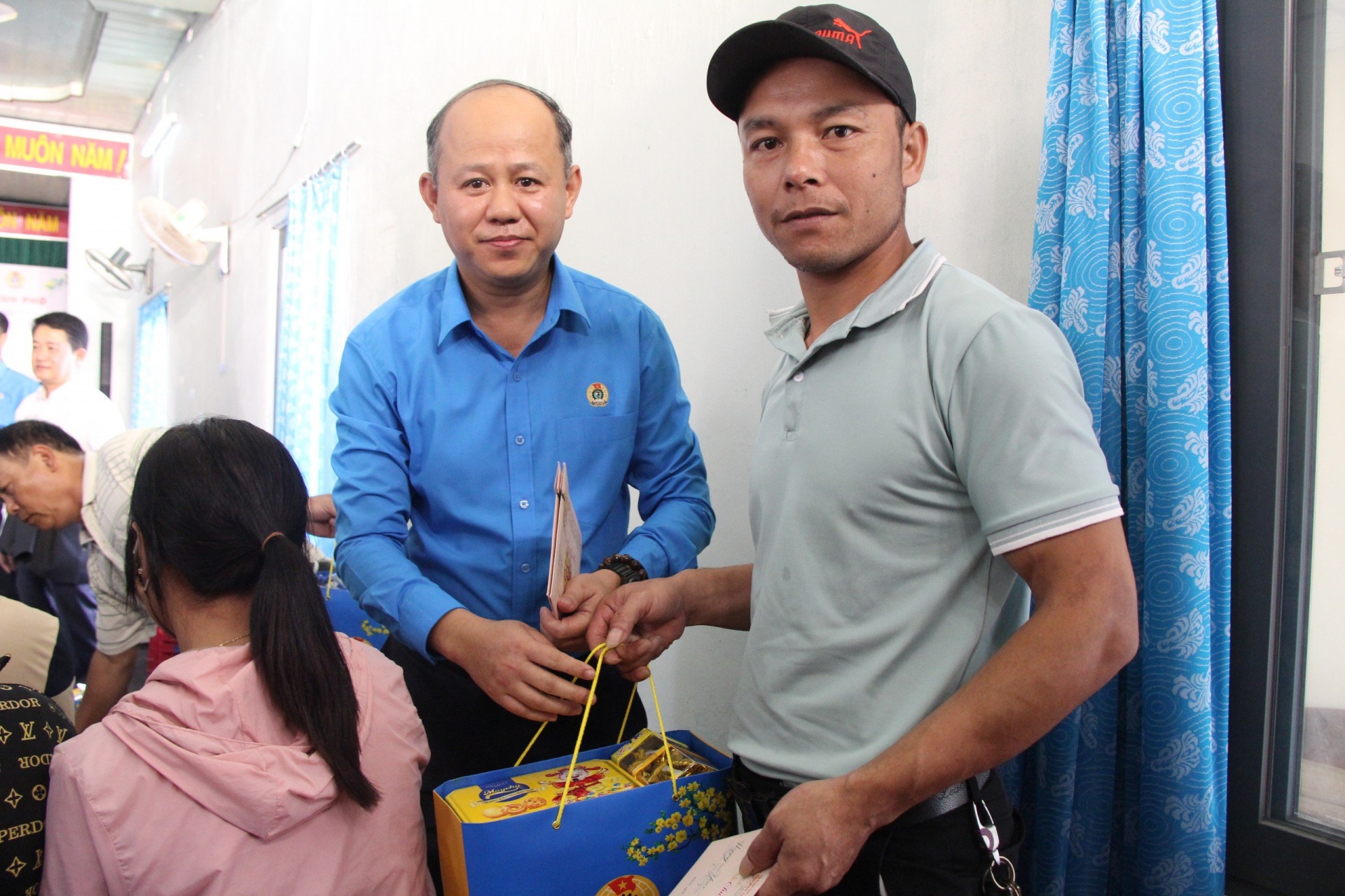 Công nhân ăn Tết xa nhà: Buồn nhưng lấy con làm động lực