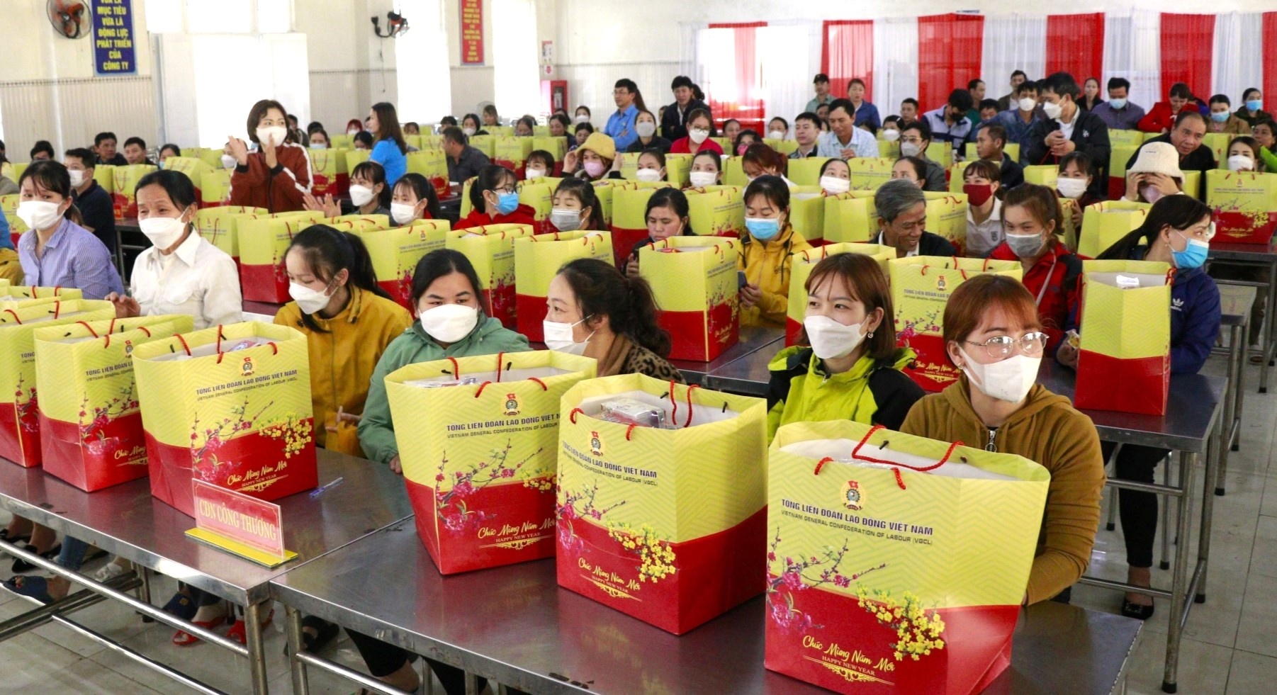 Tiếp sức cho đoàn viên, người lao động nghèo vui Xuân, đón Tết