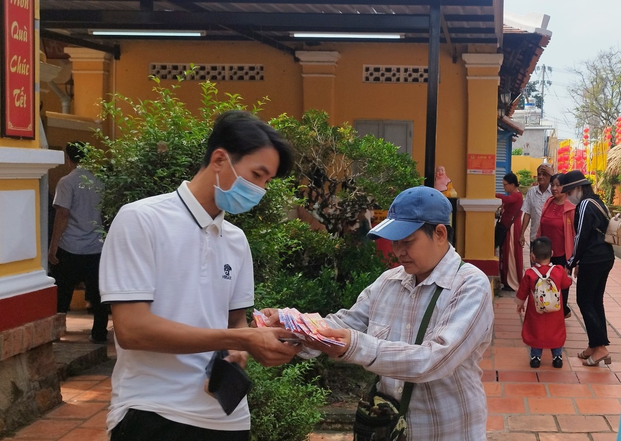 Những người “bán giấc mơ” bội thu ngày mùng một Tết Những người “bán giấc mơ” bội thu ngày mùng một Tết