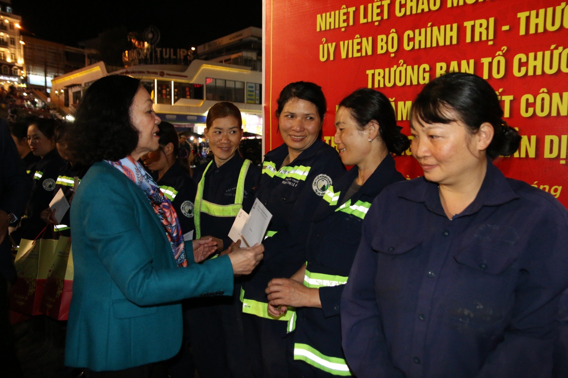 Công nhân môi trường tự hào với nghề làm cho đô thị luôn xanh – sạch – đẹp Công nhân môi trường tự hào với nghề làm cho đô thị luôn xanh – sạch – đẹp