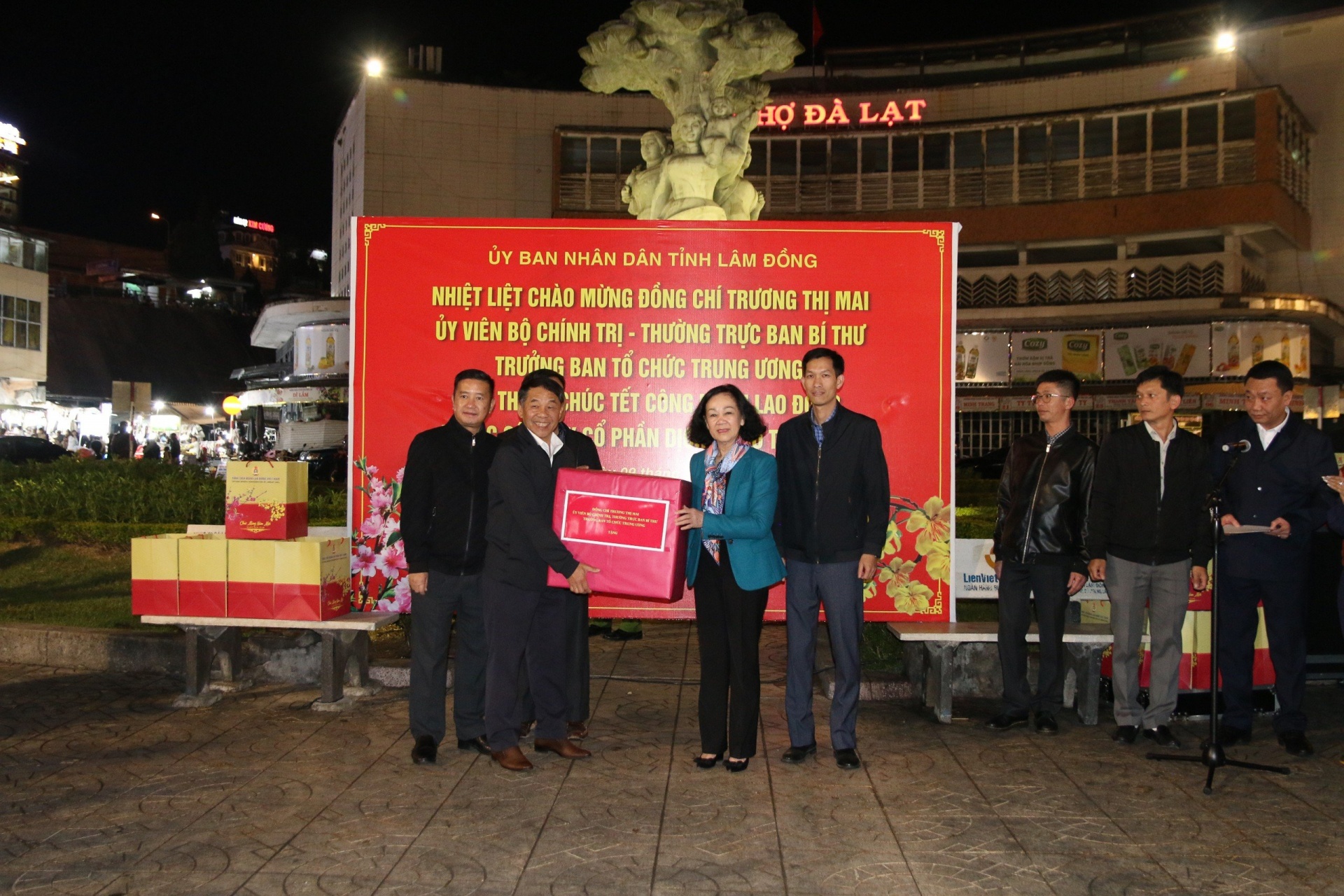 Công nhân môi trường tự hào với nghề làm cho đô thị luôn xanh – sạch – đẹp Công nhân môi trường tự hào với nghề làm cho đô thị luôn xanh – sạch – đẹp