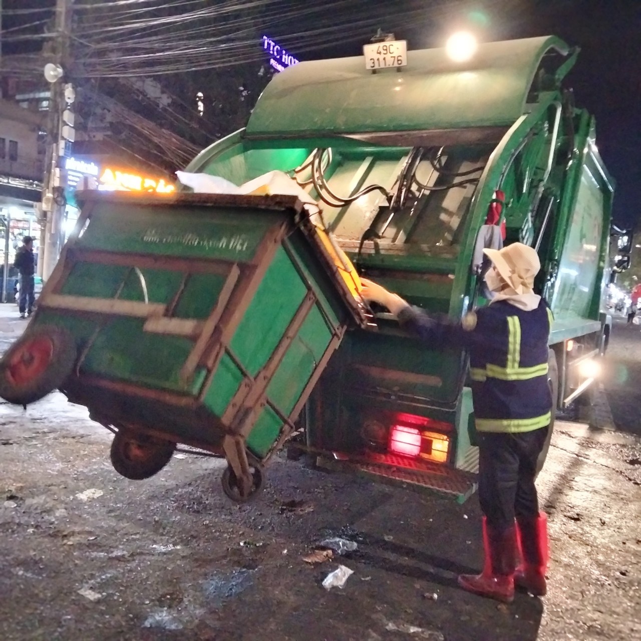 Công nhân môi trường tự hào với nghề làm cho đô thị luôn xanh – sạch – đẹp Công nhân môi trường tự hào với nghề làm cho đô thị luôn xanh – sạch – đẹp