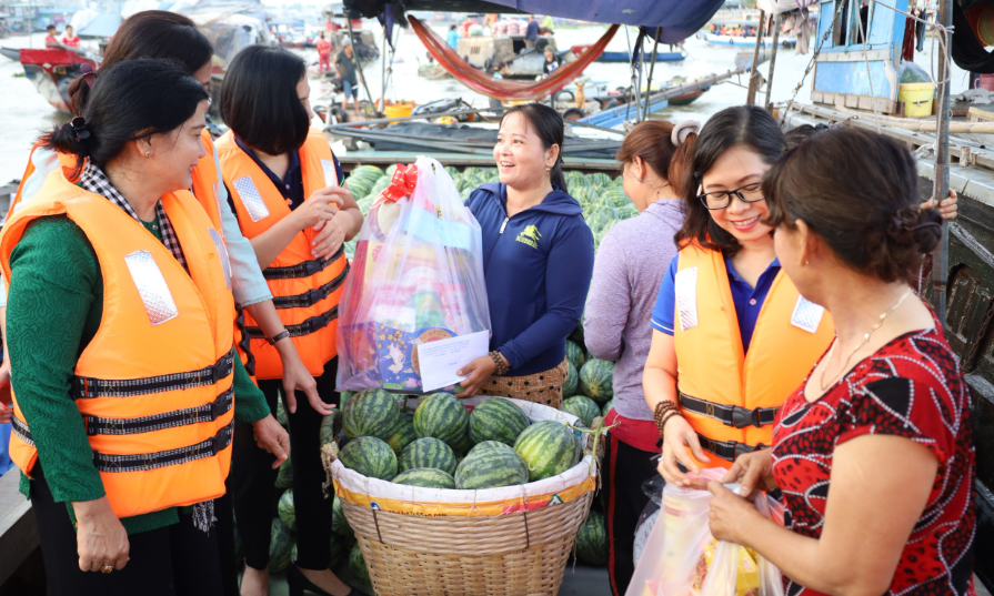 Chông chênh chợ nổi vào Xuân