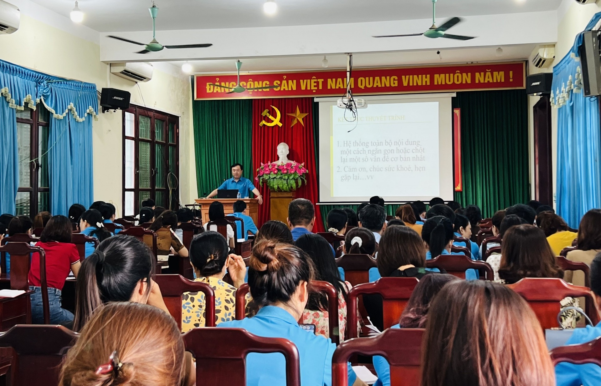 Xây dựng đội ngũ cán bộ công đoàn khu vực ngoài Nhà nước trong tình hình mới Xây dựng đội ngũ cán bộ công đoàn khu vực ngoài Nhà nước trong tình hình mới