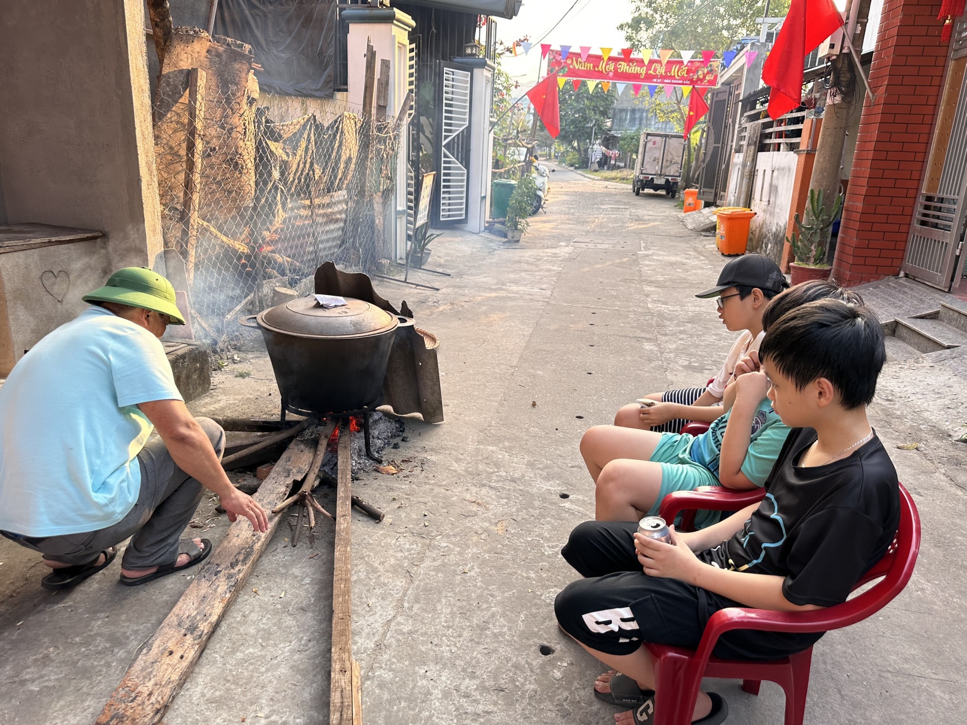 Công nhân ăn Tết xa nhà: Buồn nhưng lấy con làm động lực