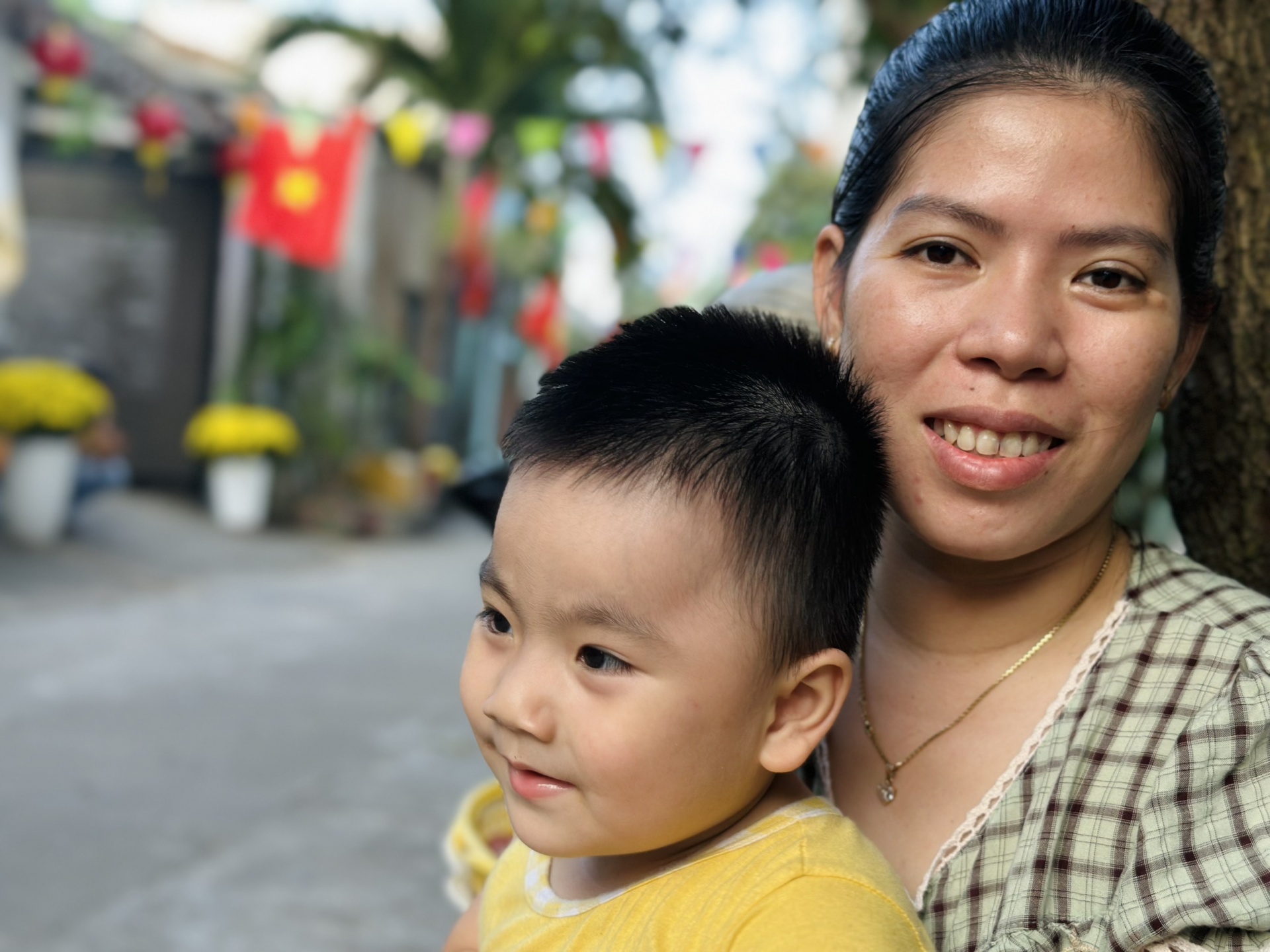 Công nhân ăn Tết xa nhà: Buồn nhưng lấy con làm động lực