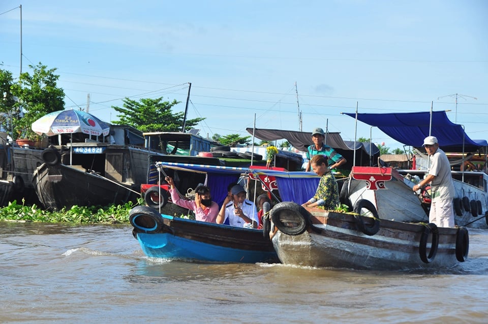 Thương hồ ăn Tết trên sông