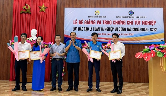 Xây dựng đội ngũ cán bộ công đoàn khu vực ngoài Nhà nước trong tình hình mới Xây dựng đội ngũ cán bộ công đoàn khu vực ngoài Nhà nước trong tình hình mới