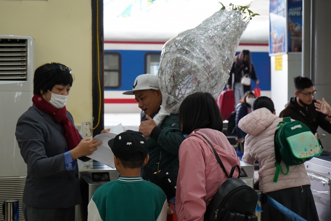 Tết của nhân viên đường sắt: Đổi nỗi buồn lấy niềm vui hành khách Tết của nhân viên đường sắt: Đổi nỗi buồn lấy niềm vui hành khách