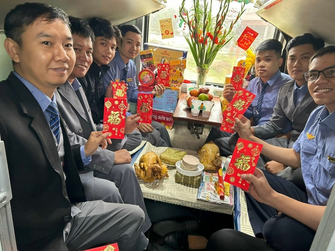 Tết của nhân viên đường sắt: Đổi nỗi buồn lấy niềm vui hành khách Tết của nhân viên đường sắt: Đổi nỗi buồn lấy niềm vui hành khách