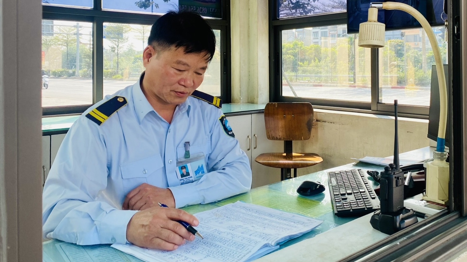 Nhân viên bảo vệ gần 40 năm trực Tết