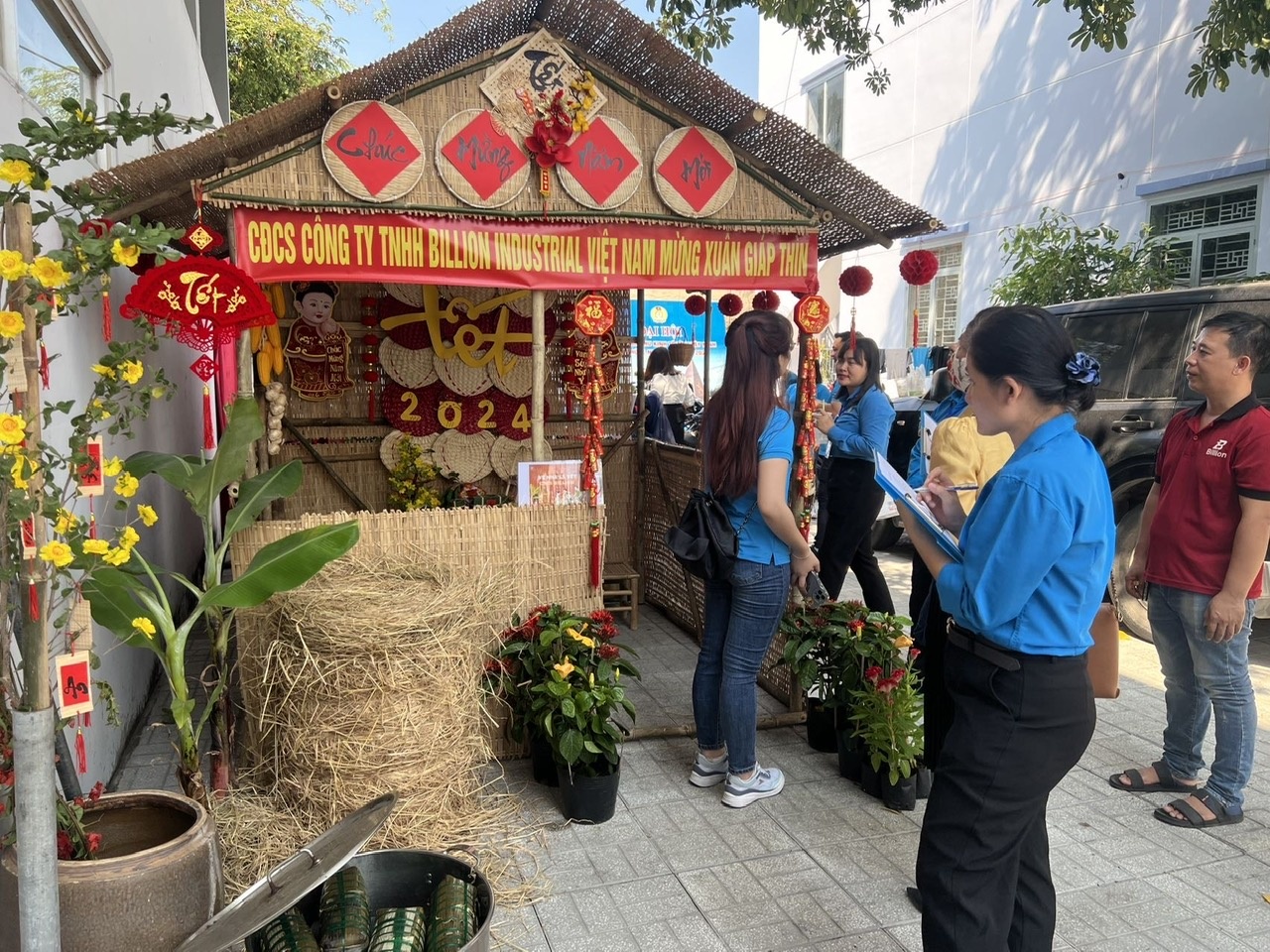 Công nhân tăng ca xuyên Tết