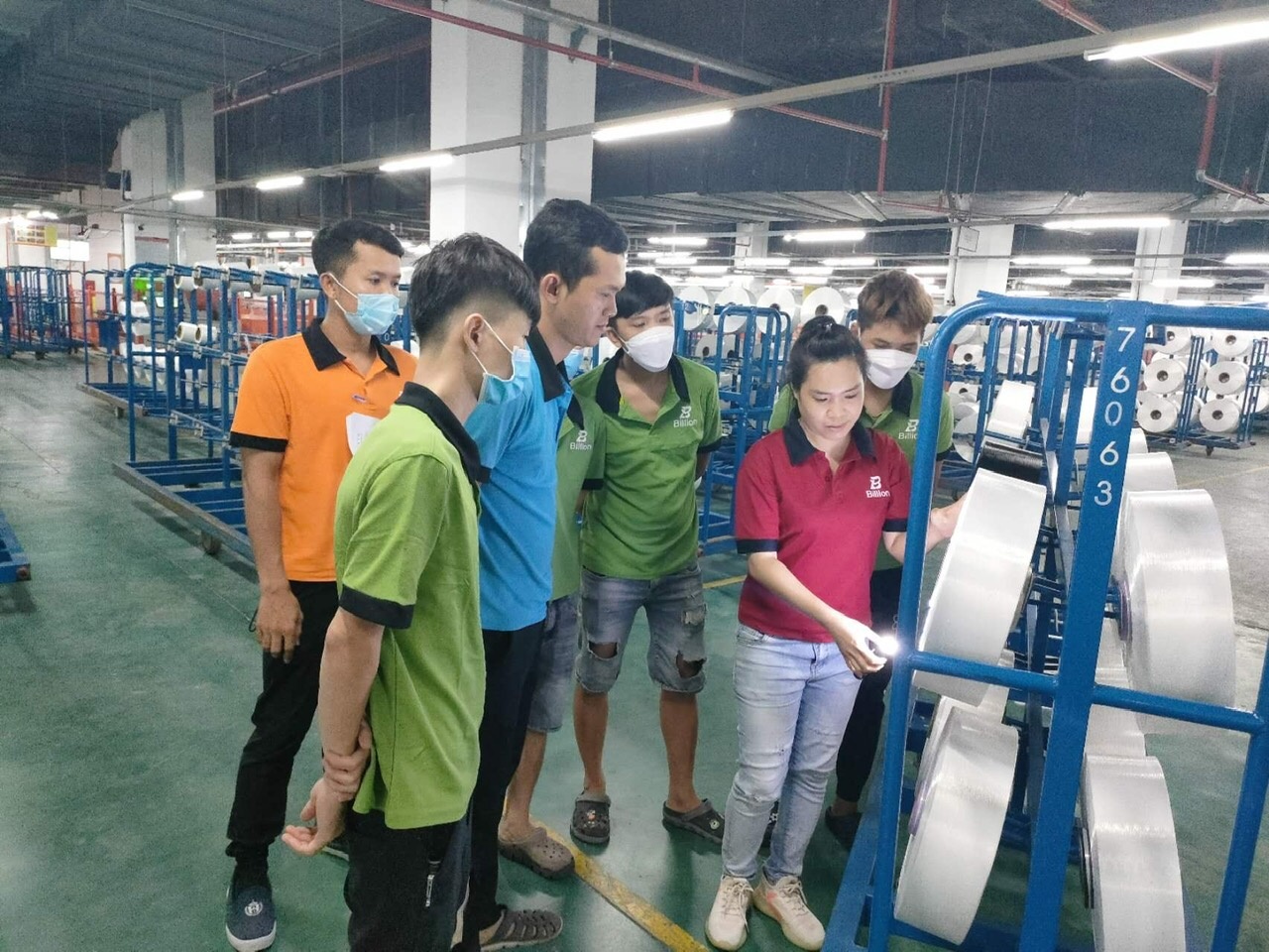 Công nhân tăng ca xuyên Tết