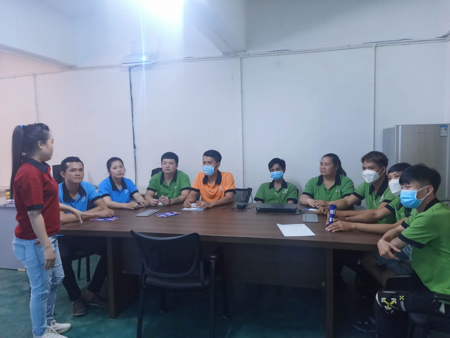 Công nhân tăng ca xuyên Tết