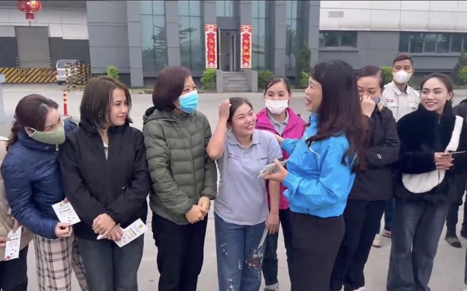 “Cuối năm có quà, đầu năm lại có quà nữa!” “Cuối năm có quà, đầu năm lại có quà nữa!”