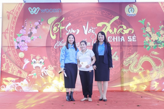 “Cuối năm có quà, đầu năm lại có quà nữa!” “Cuối năm có quà, đầu năm lại có quà nữa!”