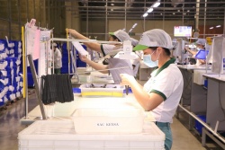 Người lao động được tính lương như thế nào khi công ty cho nghỉ Tết dài hơn quy định?