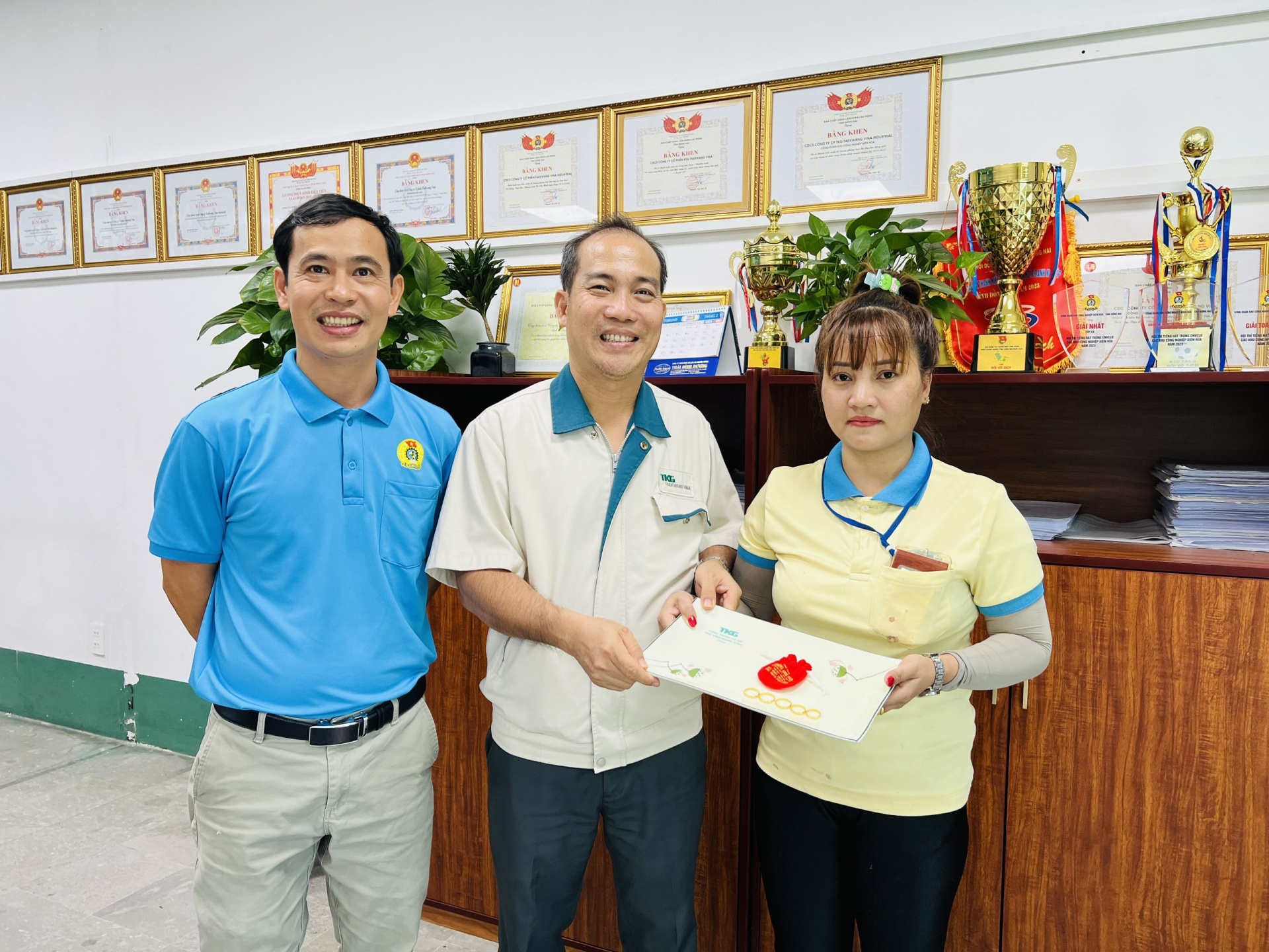 Nữ công nhân trúng 5 chỉ vàng trong ngày khai xuân Nữ công nhân trúng 5 chỉ vàng trong ngày khai xuân