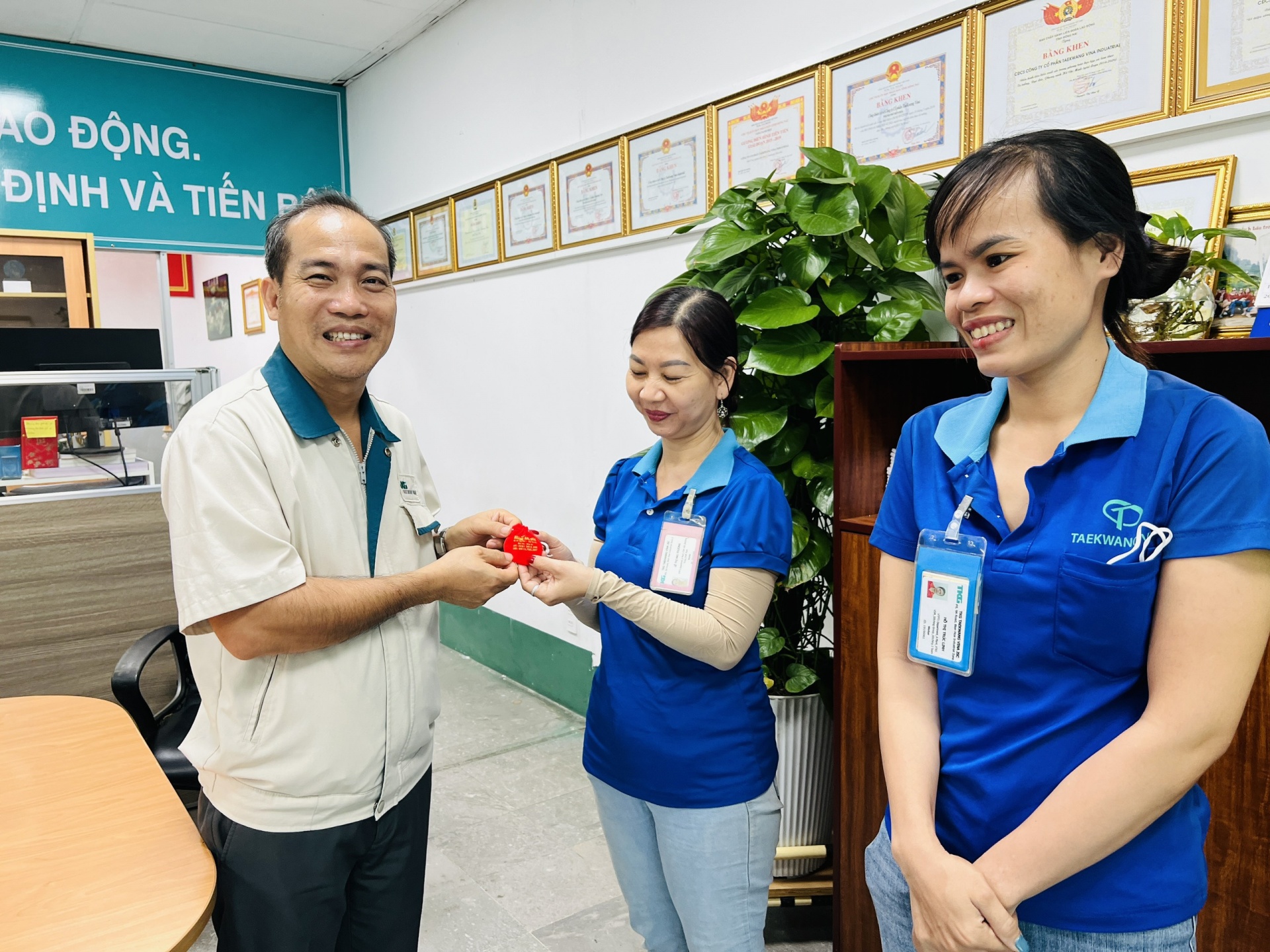 Món quà bất ngờ đầu năm mới của nữ công nhân khó khăn Món quà bất ngờ đầu năm mới của nữ công nhân khó khăn