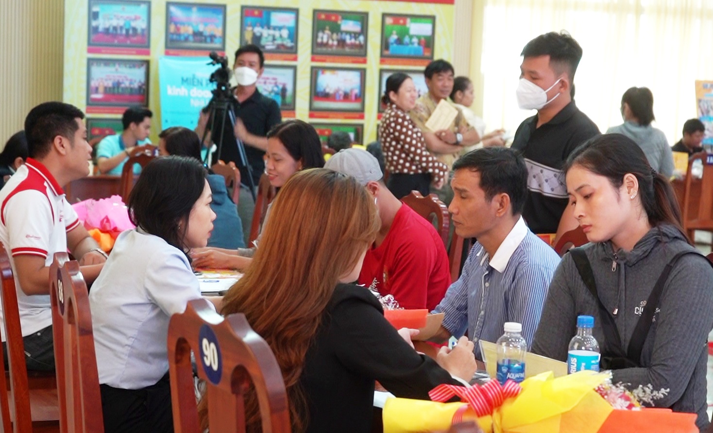 Hối hả chạy đơn hàng, nhà máy tăng đãi ngộ, tuyển lao động U50