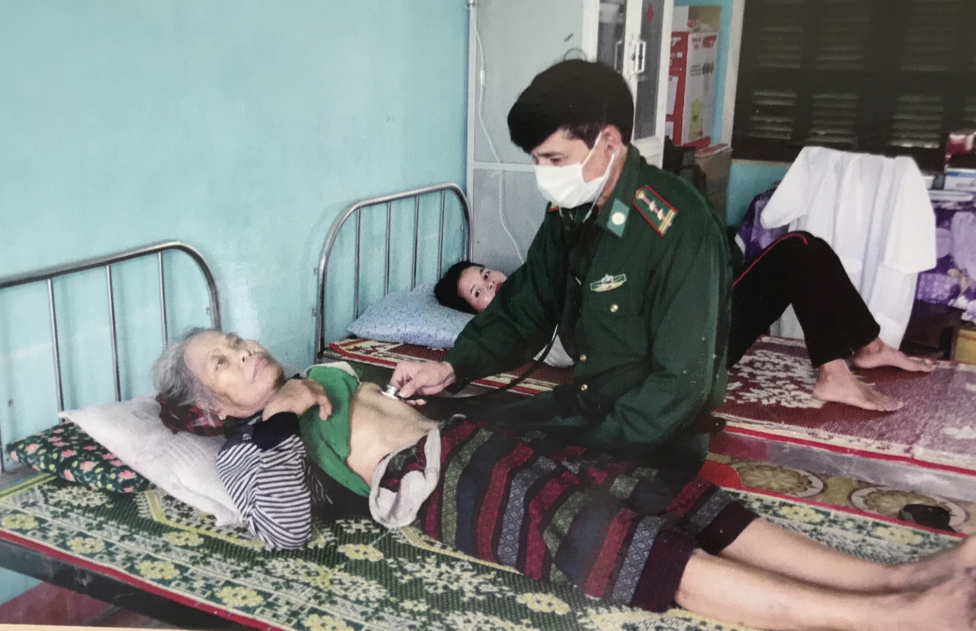 Thầy thuốc quân hàm xanh