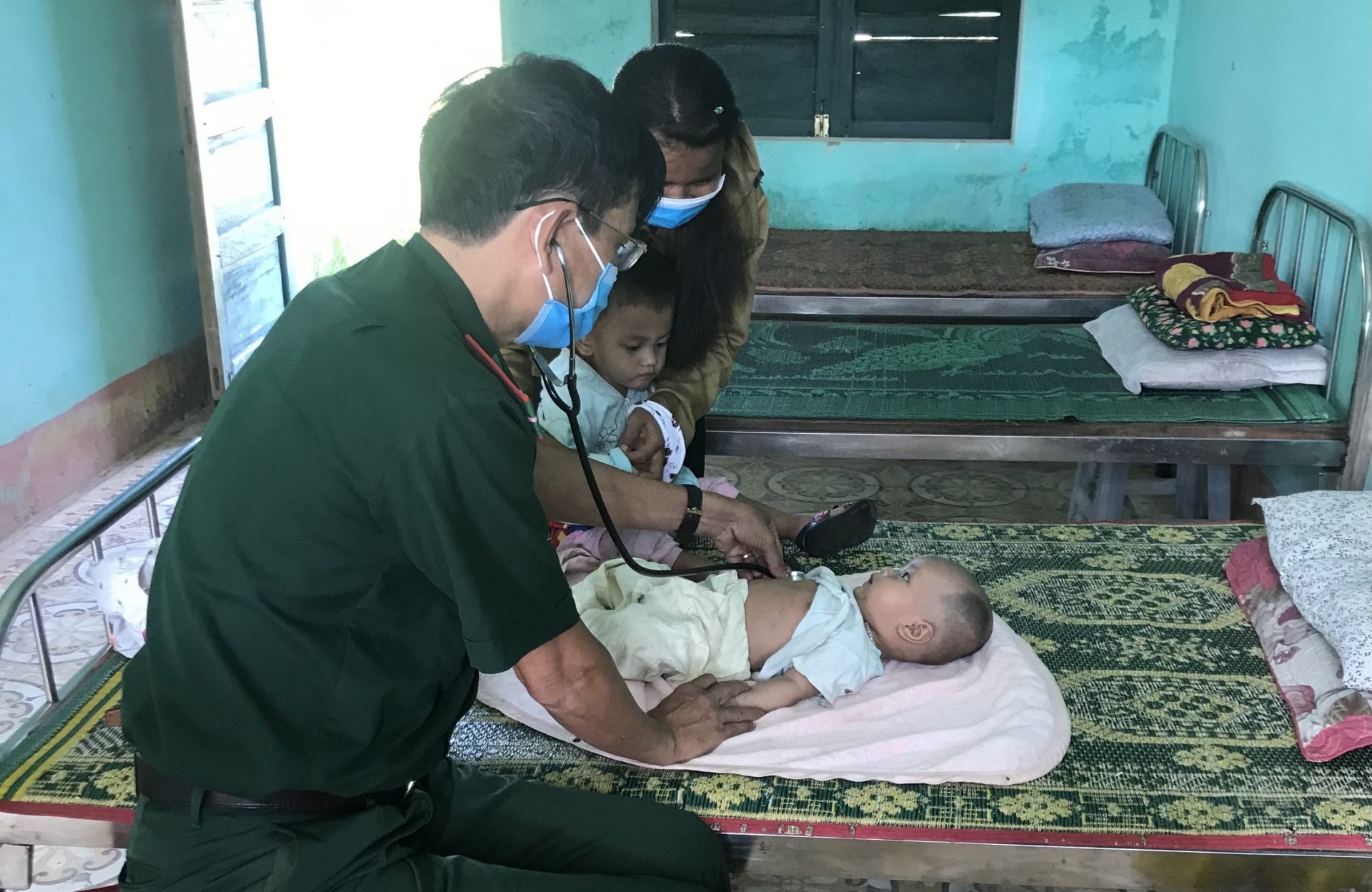 Thầy thuốc quân hàm xanh