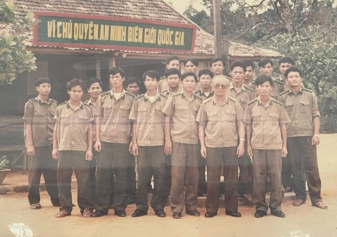 Thầy thuốc quân hàm xanh