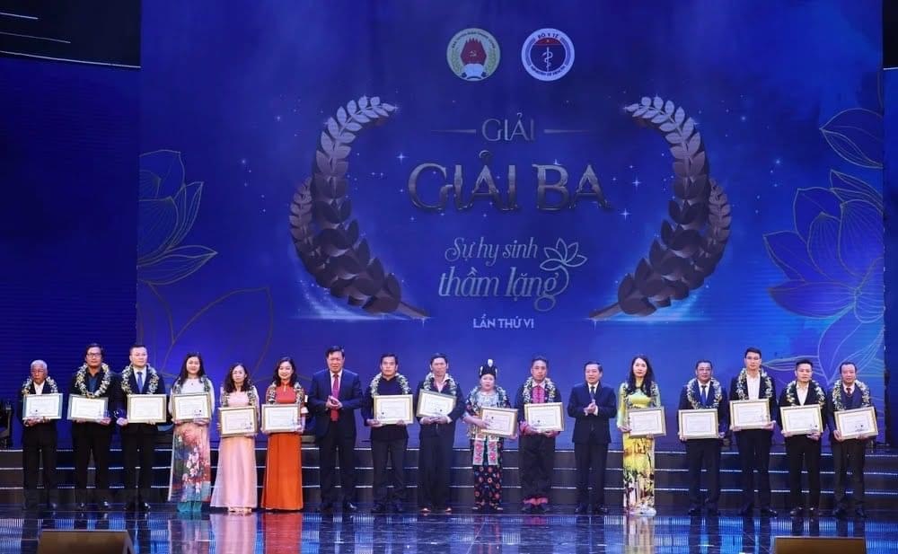 undefined Tạp chí Lao động và Công đoàn đoạt giải Ba cuộc thi viết ''Sự hy sinh thầm lặng”