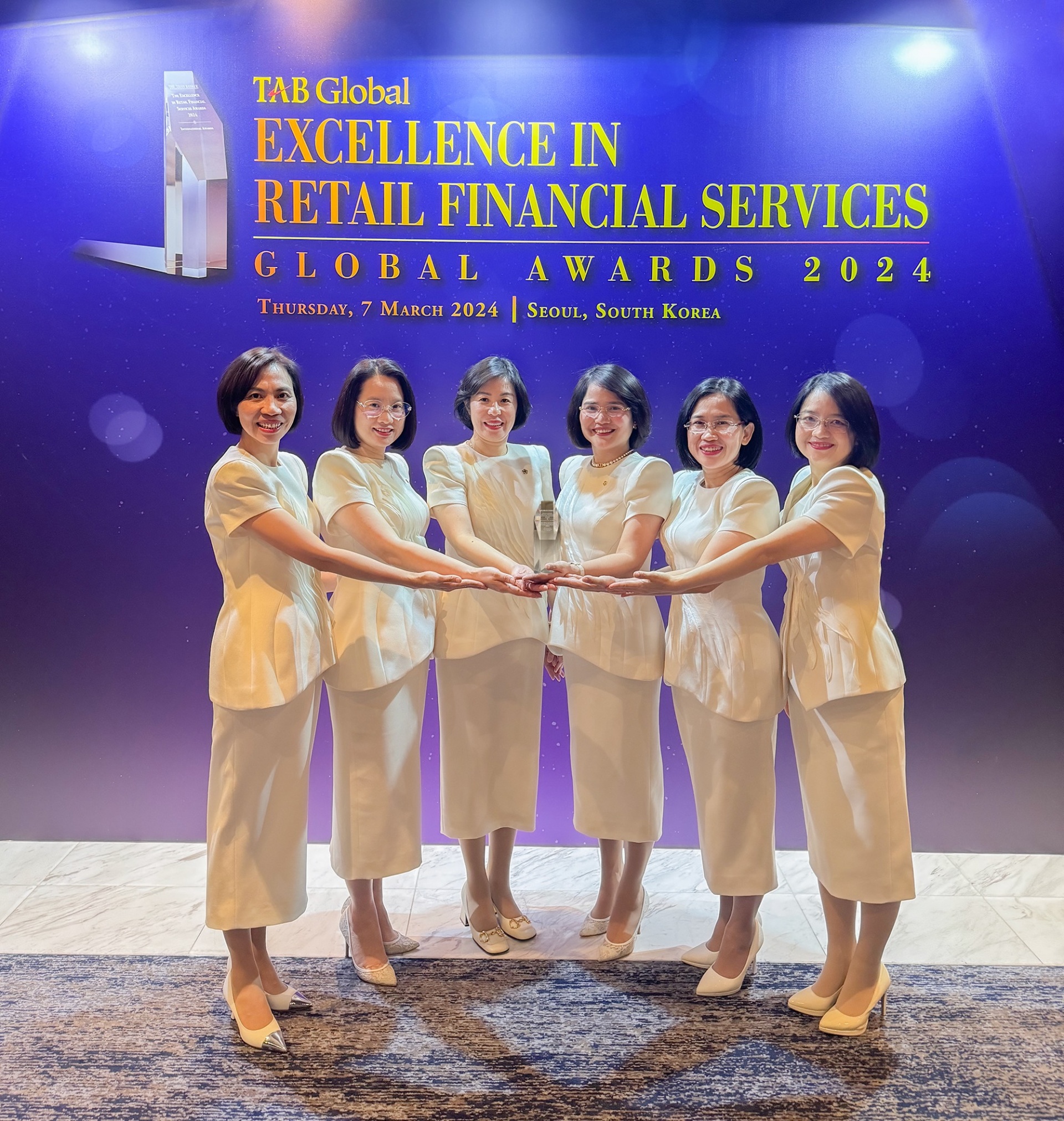 2. BIDV đứng đầu về thị phần tiền gửi, cho vay và đặc biệt là nền khách hàng cá nhân với những bước tăng trưởng đột phá. 2. BIDV đứng đầu về thị phần tiền gửi, cho vay và đặc biệt là nền khách hàng cá nhân với những bước tăng trưởng đột phá.