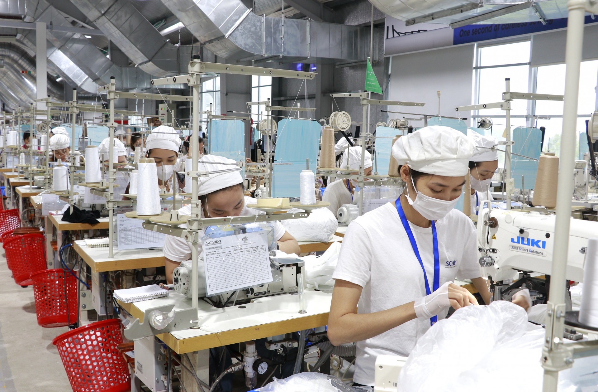 Doanh nghiệp dồi dào đơn hàng, người lao động phấn khởi tăng ca