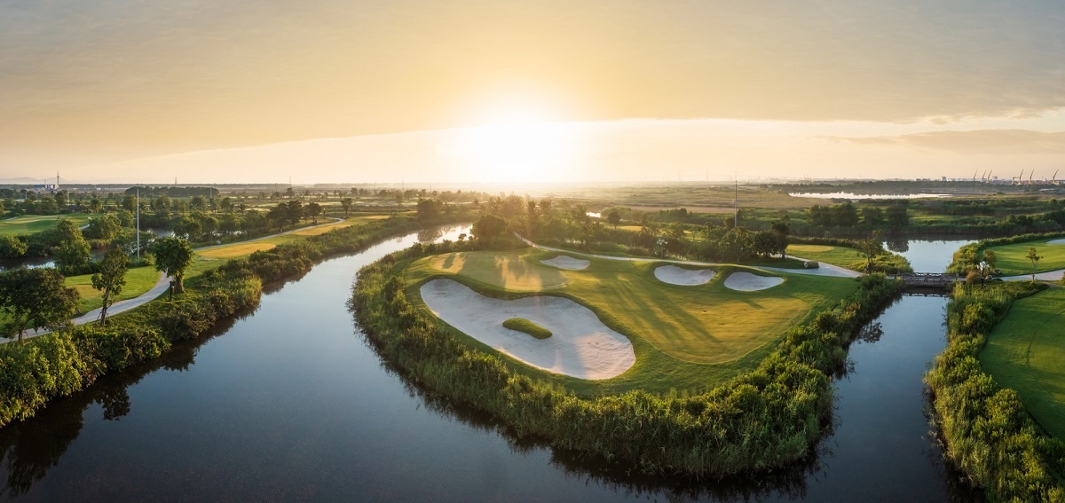 Biến golf trở thành tiện ích kế bên nhà, Vinhomes Royal Island hút khách thượng lưu