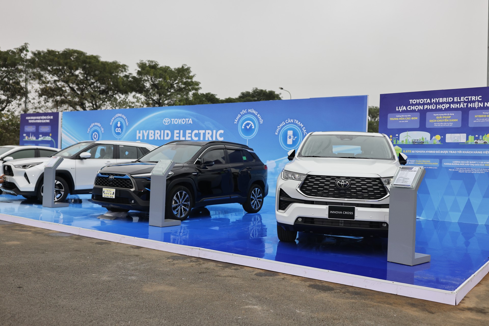 Toyota carnival chiêu đãi khách hàng tham quan với nhiều hoạt động thú vị