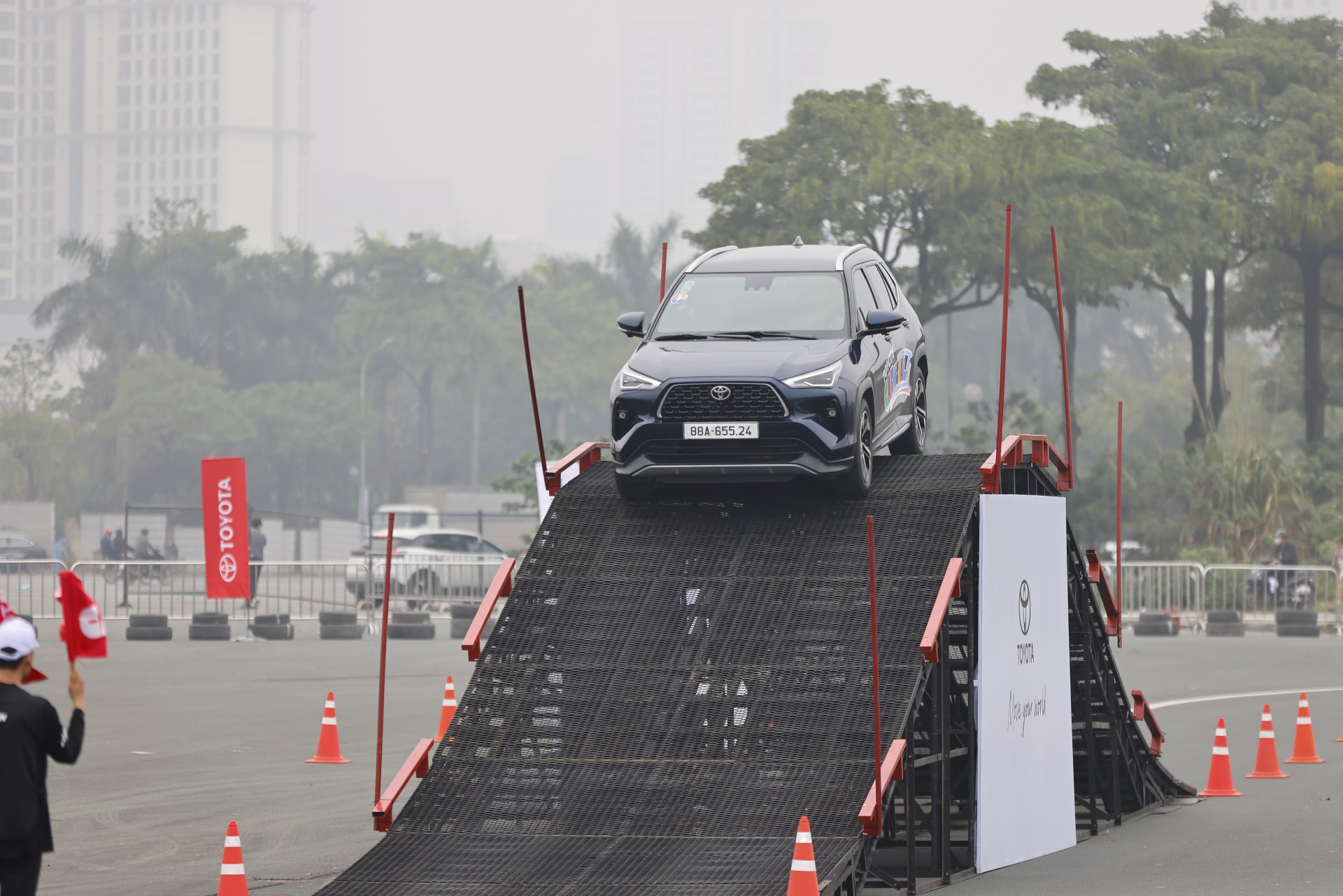 Toyota carnival chiêu đãi khách hàng tham quan với nhiều hoạt động thú vị