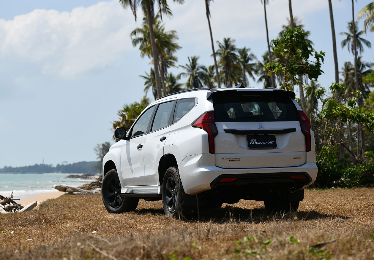 Cận cảnh Mitsubishi Pajero Sport 2024 ra mắt tại Thái Lan, thiết kế y như cũ