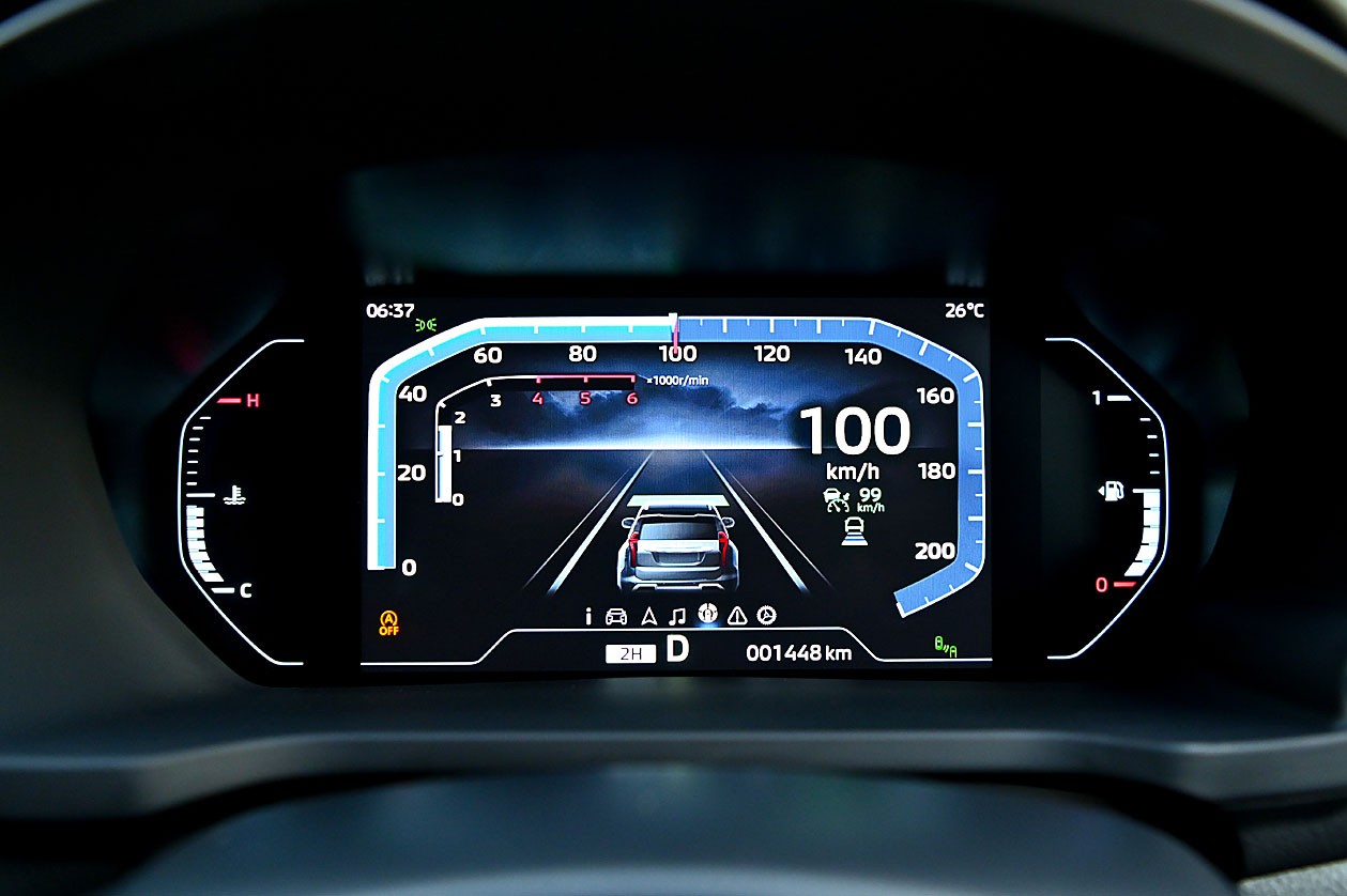 Cận cảnh Mitsubishi Pajero Sport 2024 ra mắt tại Thái Lan, thiết kế y như cũ