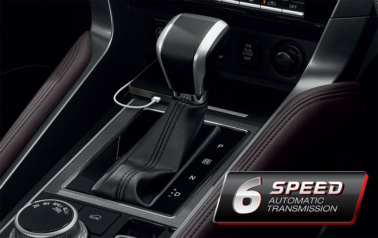 Cận cảnh Mitsubishi Pajero Sport 2024 ra mắt tại Thái Lan, thiết kế y như cũ