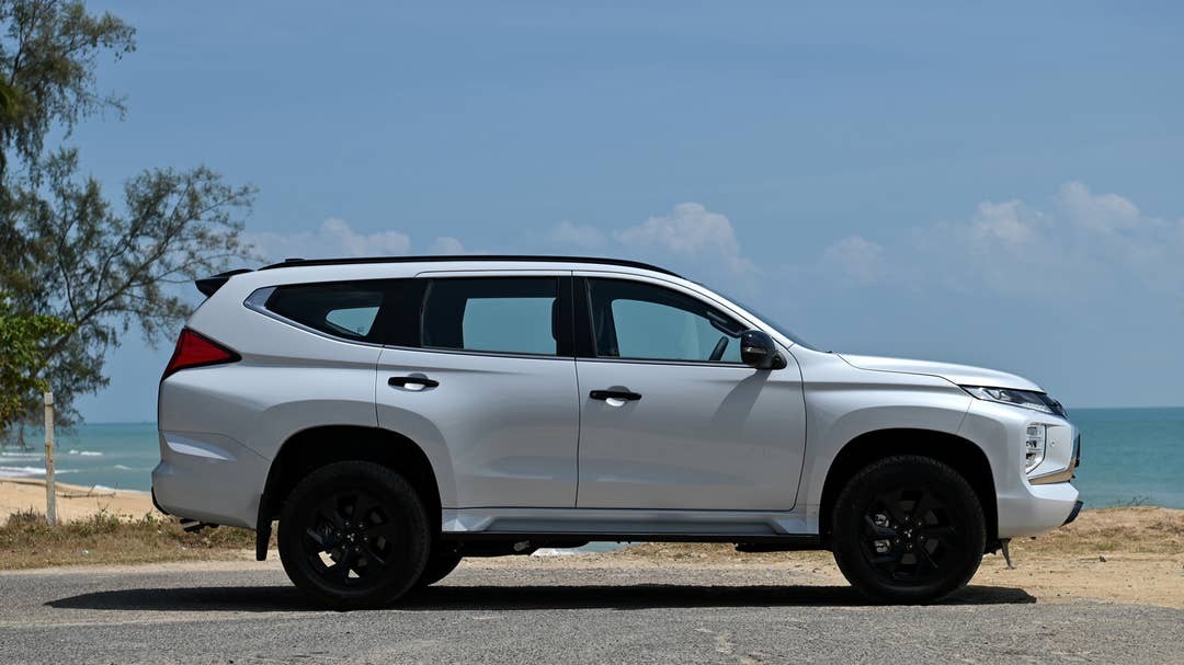 Cận cảnh Mitsubishi Pajero Sport 2024 ra mắt tại Thái Lan, thiết kế y như cũ